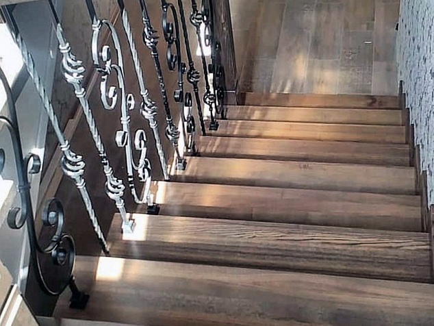 Лестница с коваными балясинами 