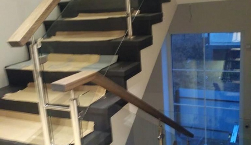 Обшивка лестницы деревом со стеклянным ограждением