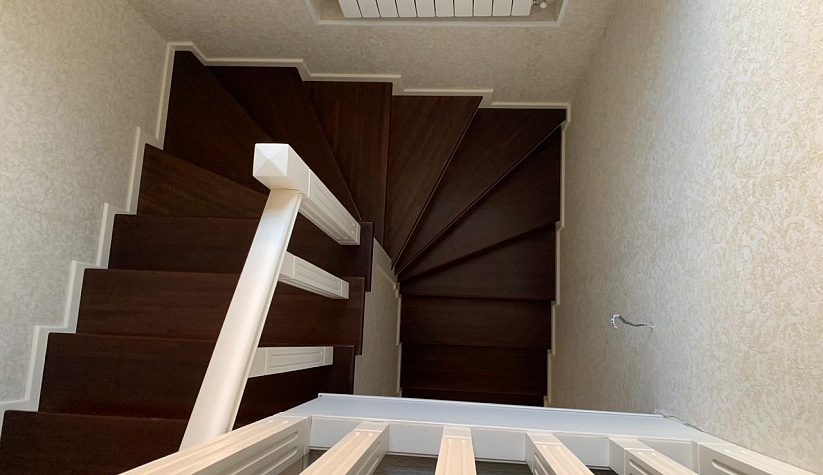 Лестница из лиственницы с забежными ступенями в Сергиевом Посаде