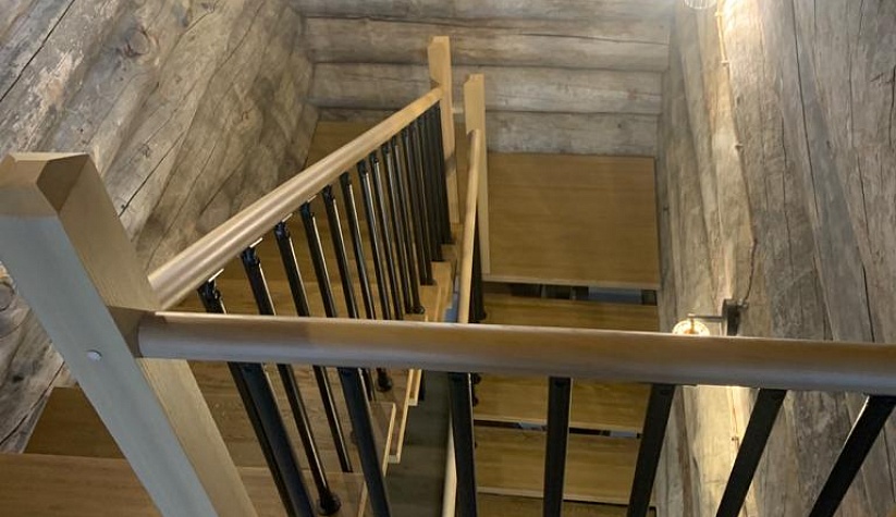 П-образная лестница на металлическом каркасе