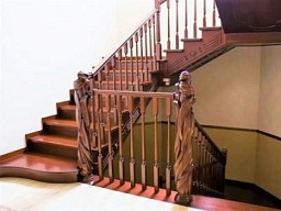 Дубовая лестница на три этажа