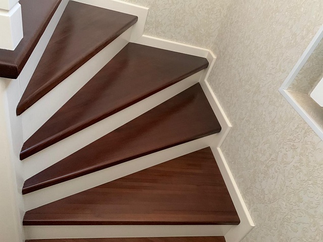 Лестница из лиственницы  забежными ступенями с комбинированной  покраской
