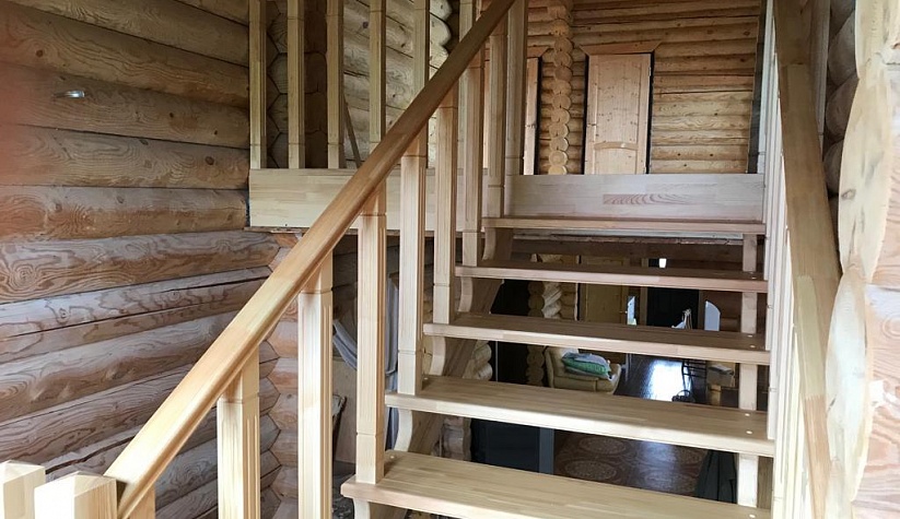 Деревянная лестница без подступенков с поворотом 180°