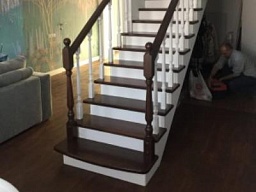 Дубовая лестница в квартире