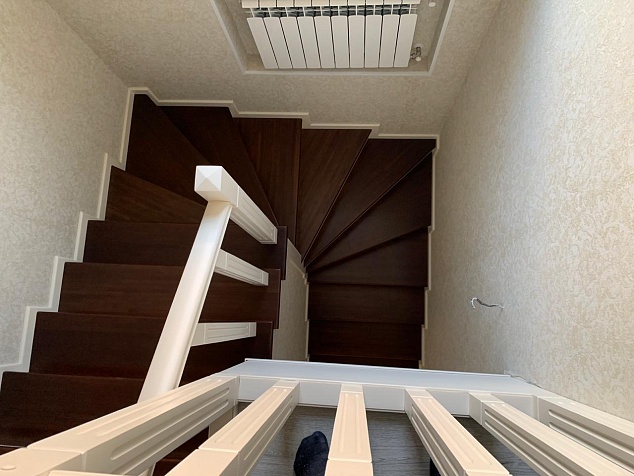 Лестница из лиственницы  забежными ступенями с комбинированной  покраской