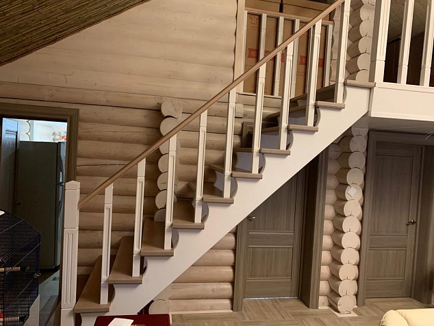 Лестница из лиственницы в деревянный дом
