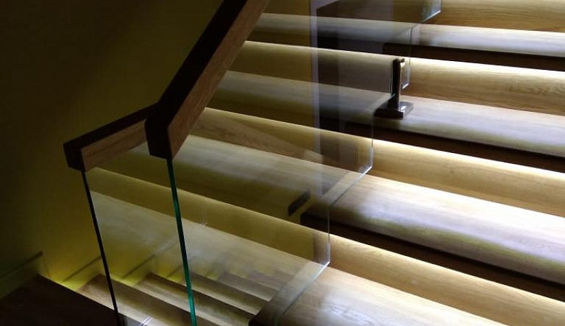 Прямая лестница с подсветкой