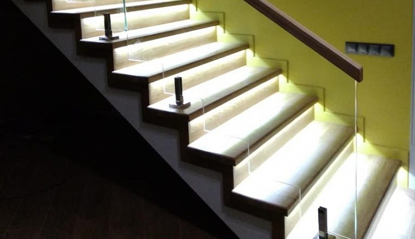 Прямая лестница с подсветкой