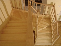 П образная лестница из сосны с забежными ступенями 