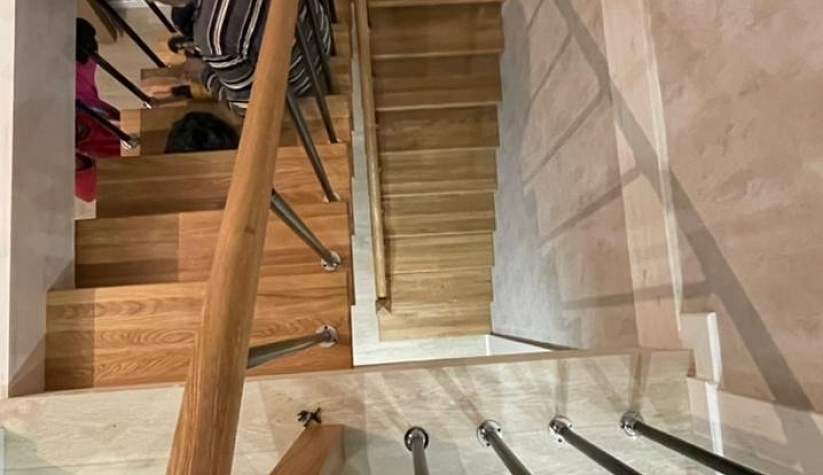 Дубовая лестница на монокосоуре